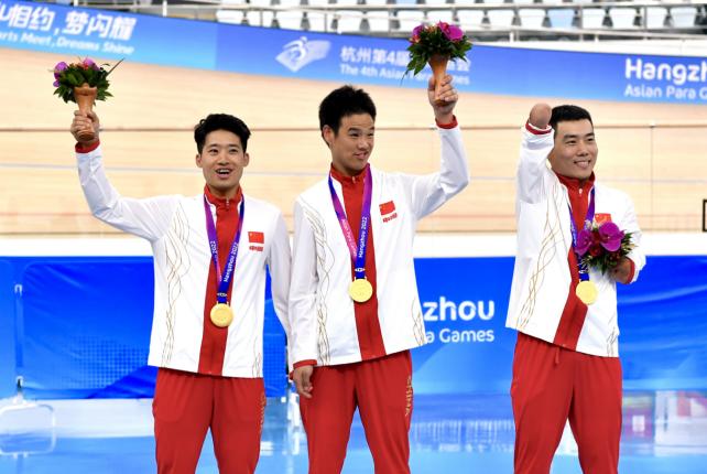 在兒子面前“破風”前行！杭州選手李樟煜與隊友共同奪金！