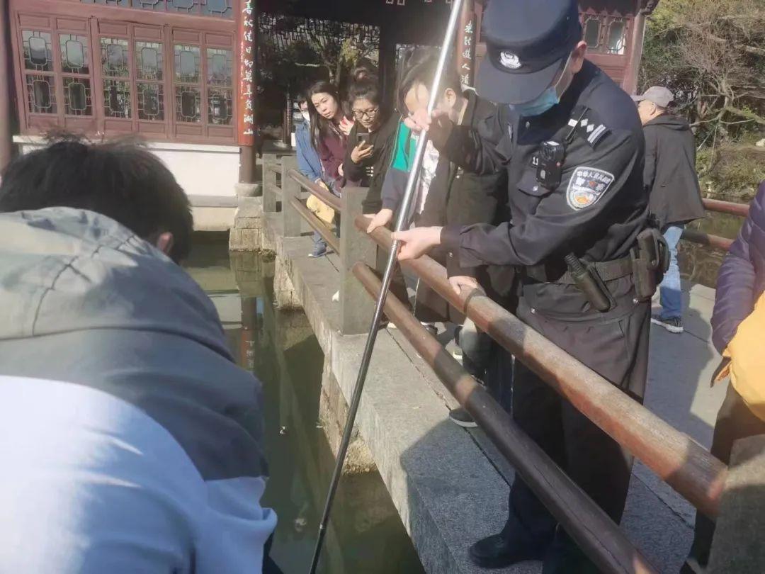 西湖邊，網友熟悉的“打撈神器”又亮相了