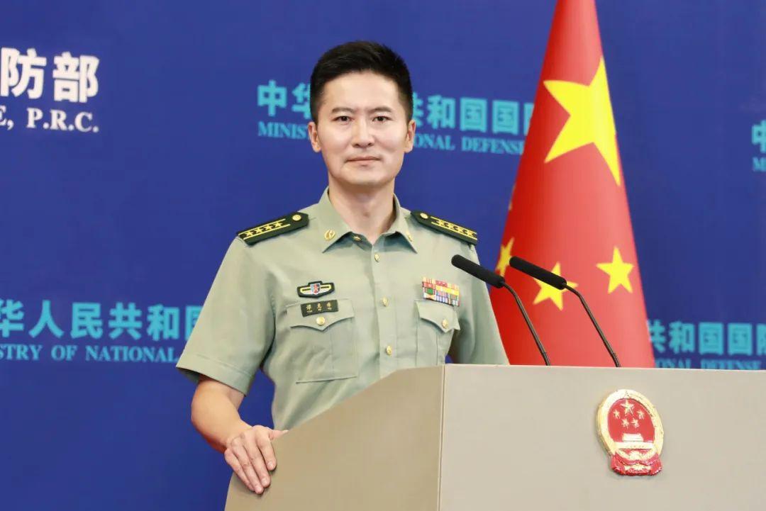國防部介紹民兵和專武幹部配發啓用21式作訓服有關情況
