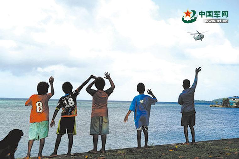 醫療分隊搭乘直升機出現時，迎接他們的是孩子們的歡呼吶喊