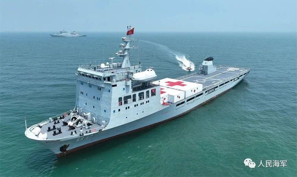 艦艇醫療區突然停電，醫生頭戴便攜式手術燈繼續手術……這場演練驚心動魄