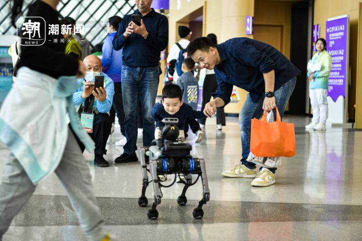 亞殘運會盲人足球賽現場，電子導盲犬成爲場外明星