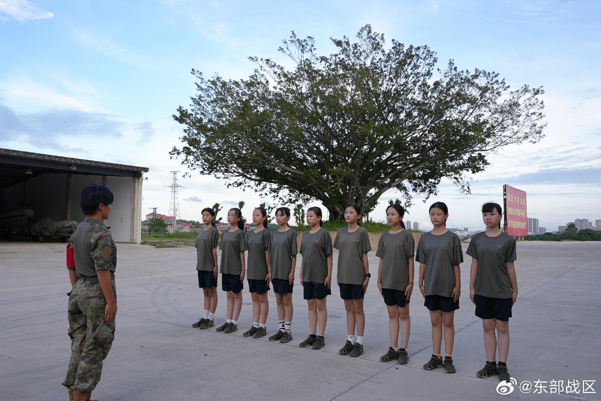 萌娃們走進火熱軍營，成爲一名小小特種兵