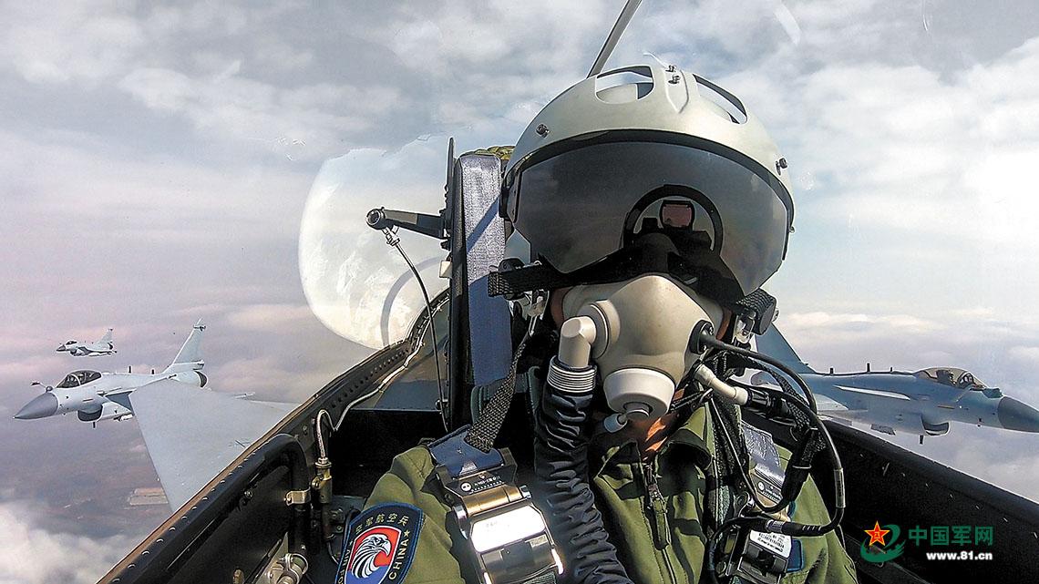 空軍航空兵某旅飛行訓練：穿雲破霧 鷹擊長空