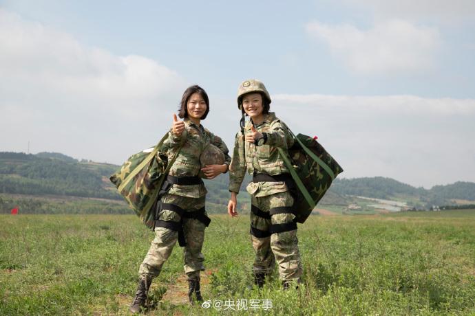 第75集團軍某旅組織官兵開展多機型、多傘型實跳訓練