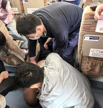 列車上有乘客心臟驟停，人民軍醫挺身而出......