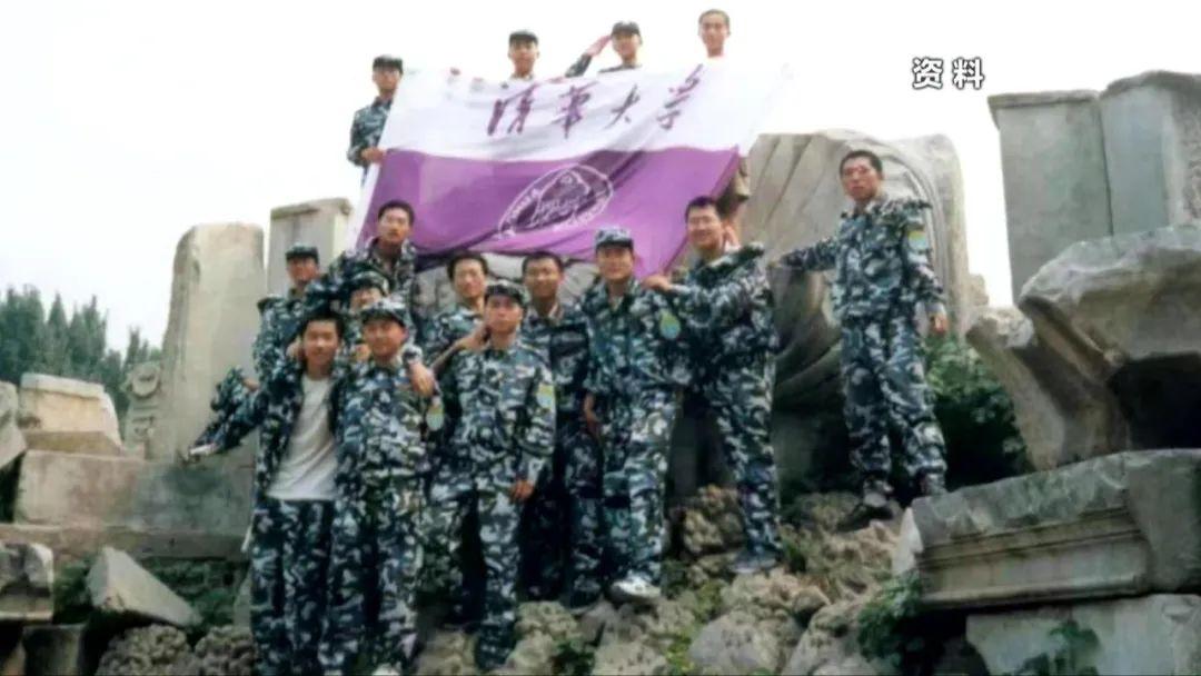 “大浪像山一樣撲來！”颱風天，他們邊吐邊跟監外艦兩天兩夜……