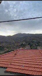 畫面曝光！巴以衝突正進行，黎巴嫩真主黨炮擊以軍陣地，現場騰起濃煙