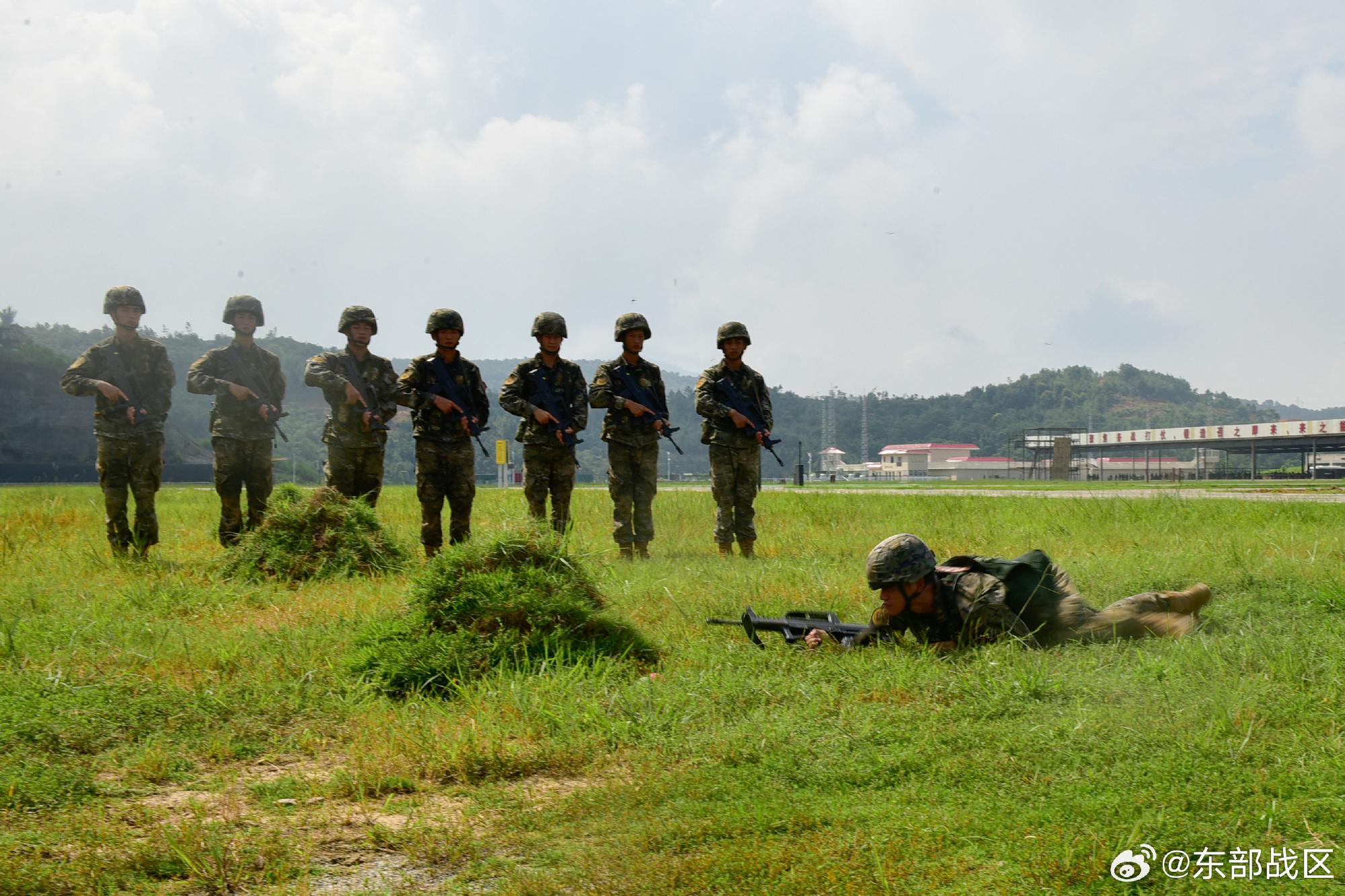 武警福建總隊某機動支隊嚴密組織預提指揮警士集訓結業考覈