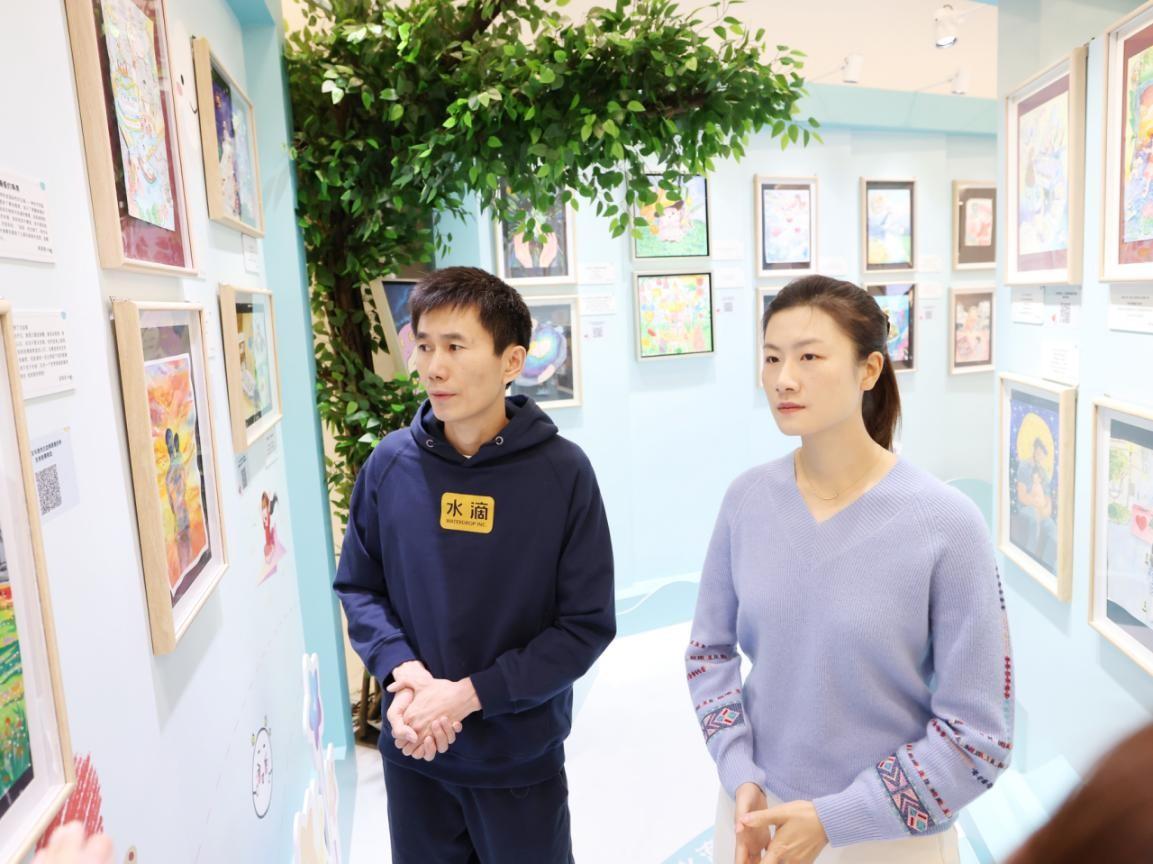 關愛大病患者在行動 奧運冠軍丁寧現身一場特別的畫展