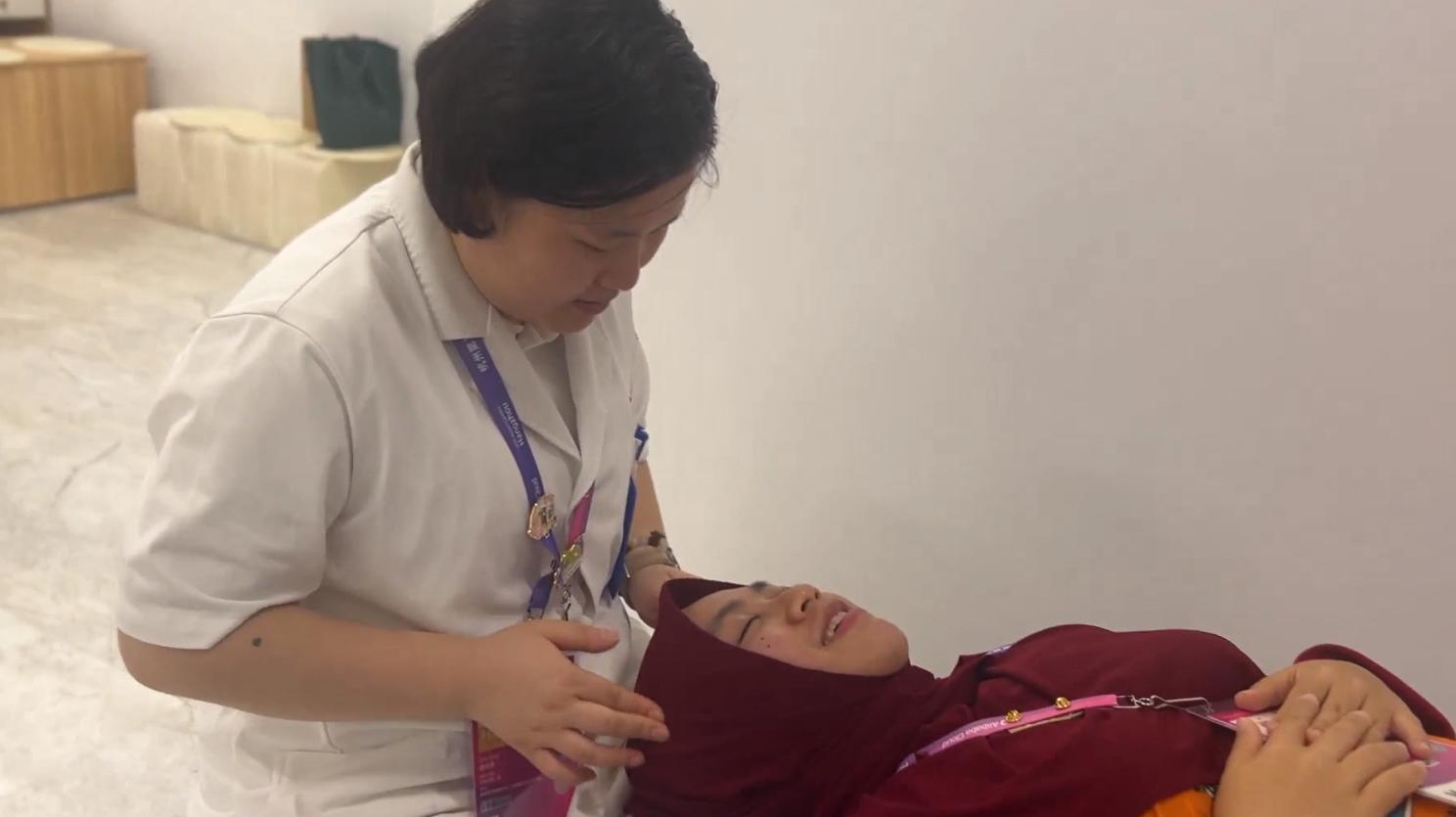 外國記者爭先體驗中醫診療 直呼想把中醫文化帶回國