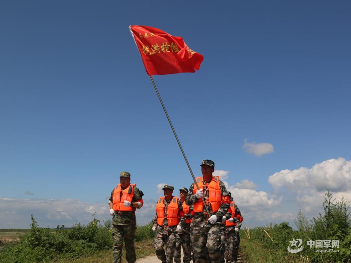 防汛一線，民兵隊伍黨旗紅