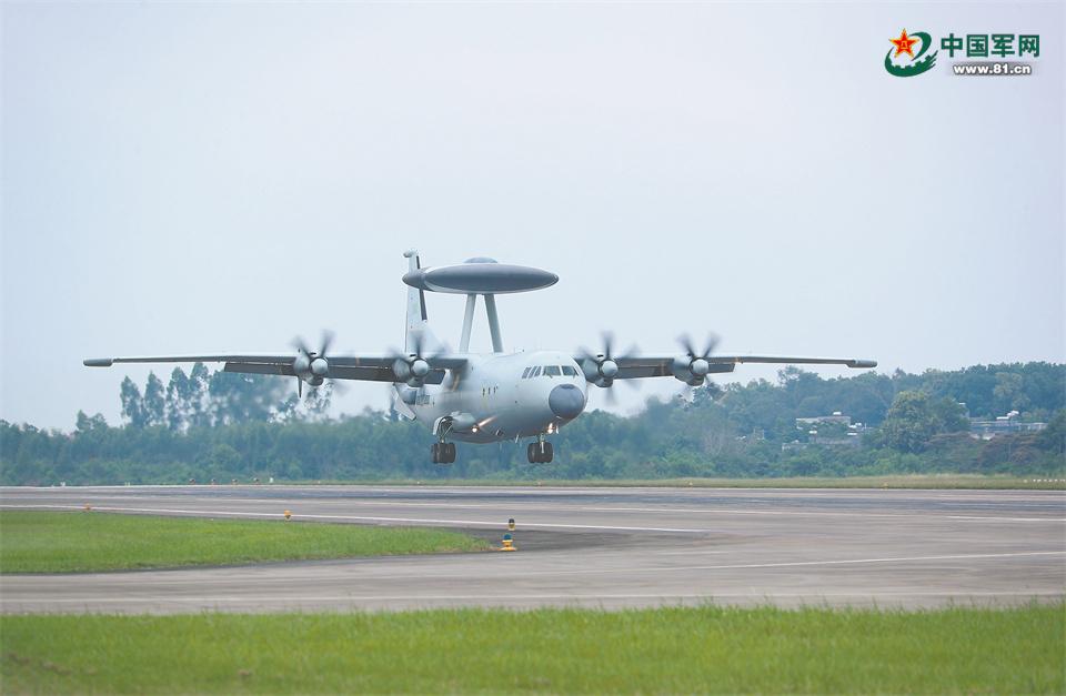 海軍航空兵某大隊開展飛行訓練
