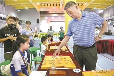 荔灣區“三棋三進”項目之“三棋進校園”啓動 小學生與世界冠軍對弈