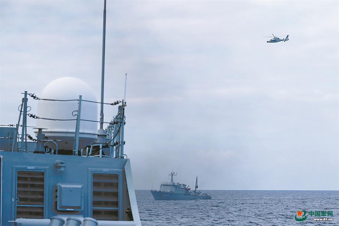 艦機協同、巡獵海天，海軍某護衛艦支隊艦艇開展反潛訓練