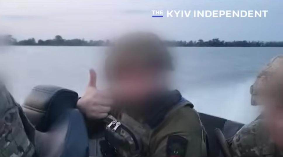 烏媒發佈烏士兵“祕密突襲”俄軍陣地畫面，有人對鏡頭豎起大拇指