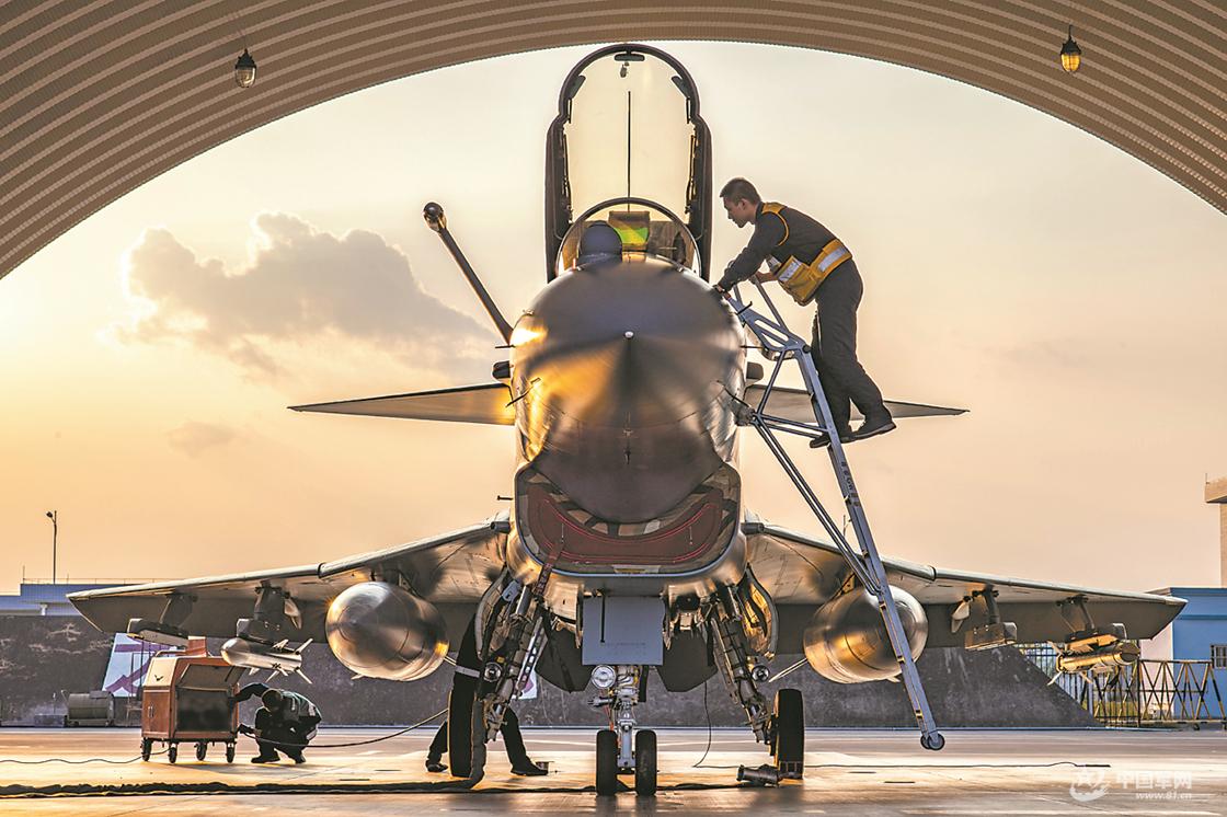戰鷹呼嘯 搏擊雲天：空軍航空兵某旅開展空戰對抗訓練