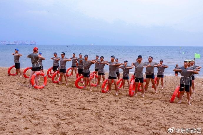 直擊東部戰區練兵備戰現場！73106部隊組織全員瀕海訓練