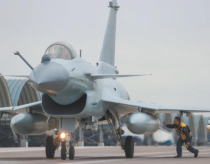 穿雲破霧！戰機複雜氣象條件下出擊