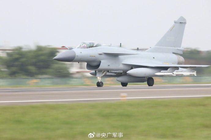 現場大圖！東部戰區演訓多機編組掛載實彈