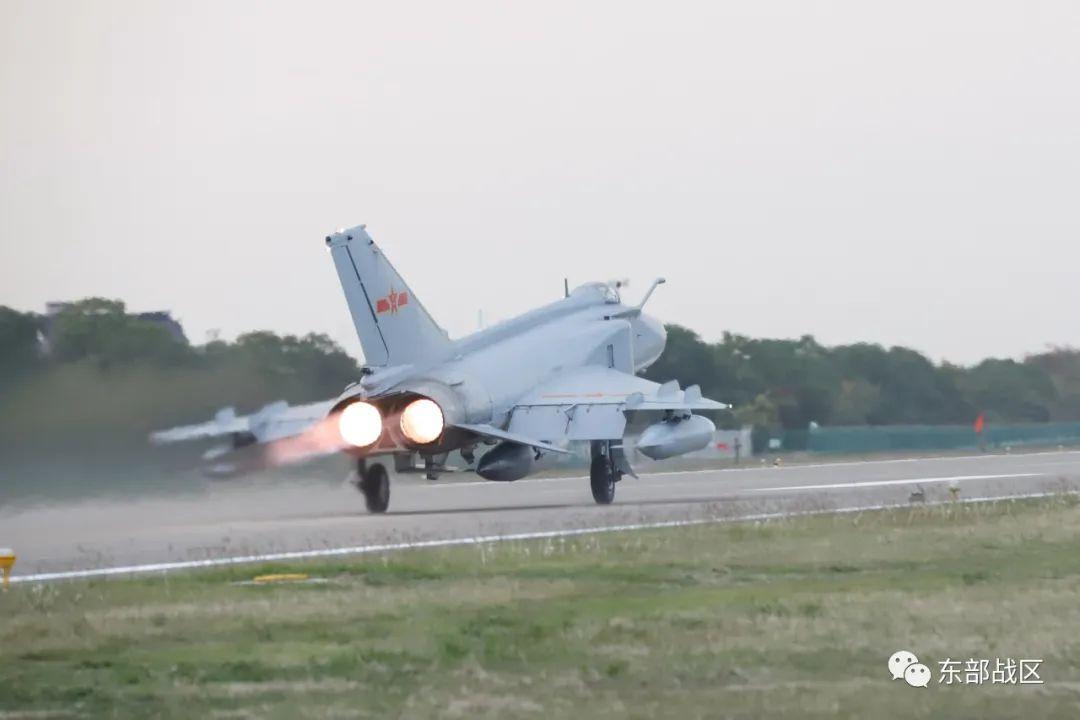 超低空突防、空中對抗……東部戰區空軍航空兵某團開展飛行訓練