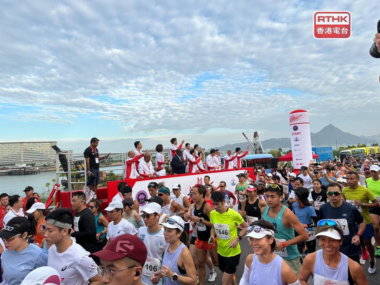 港媒：首屆港珠澳大橋香港段半馬起跑，周潤發參賽