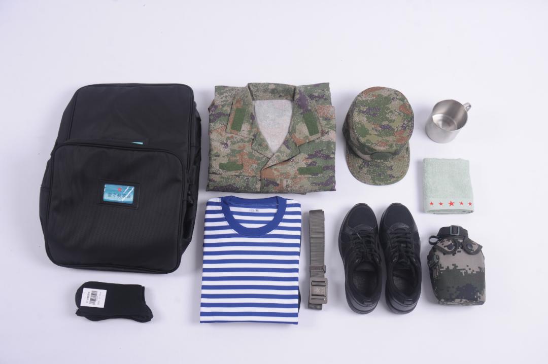 國家給新兵發放了10件被裝物資，你猜猜裏面都有啥？