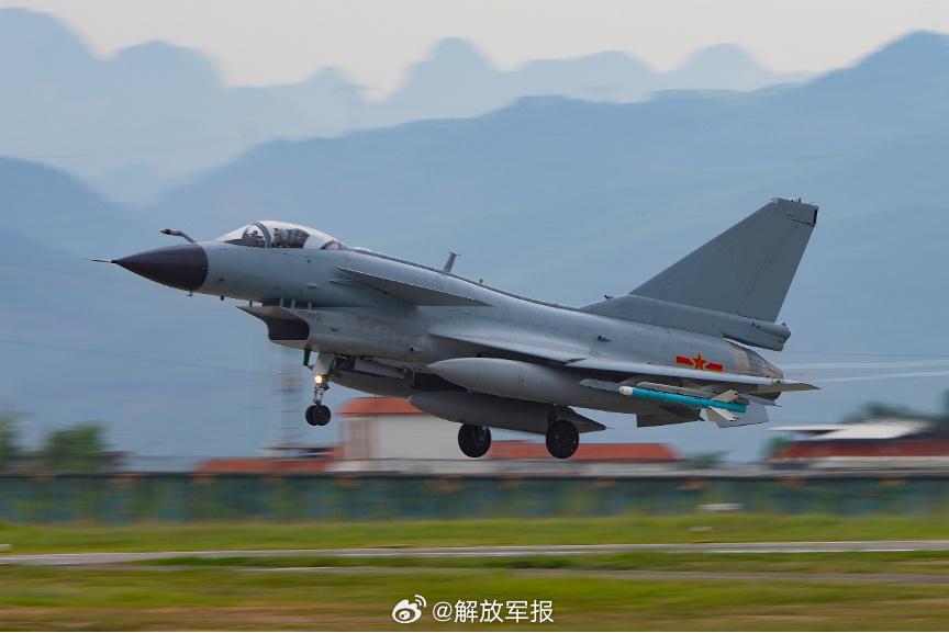 南部戰區空軍航空兵某旅開展新飛行學員改裝訓練