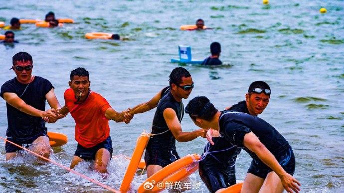 第73集團軍某旅展開海上蛙泳訓練