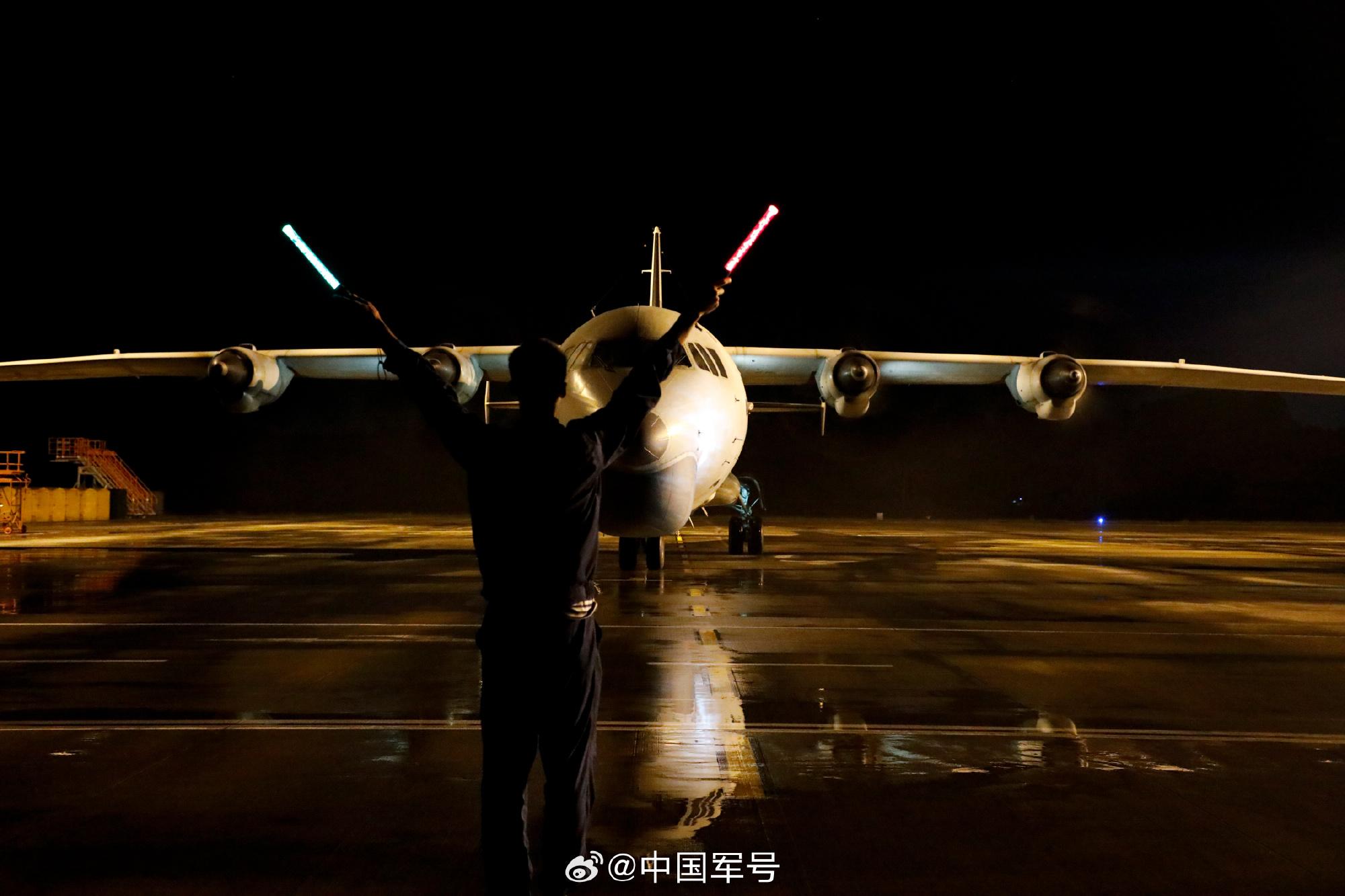 接力獵“黑鯊”！海軍反潛巡邏機開展晝夜搜攻潛訓練