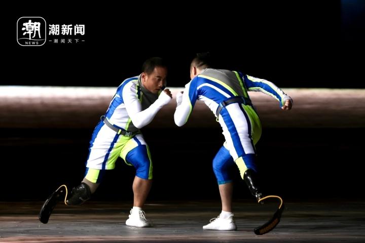 機械腿演繹奔跑人生，全場喝彩聲中“刀鋒戰士”亮相大蓮花