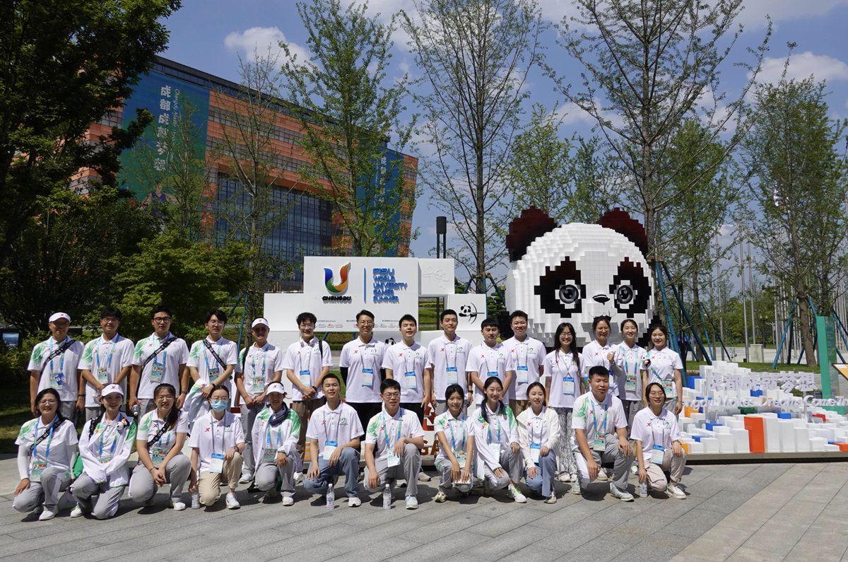 成都大運村開村當天迎來特殊“小青椒”