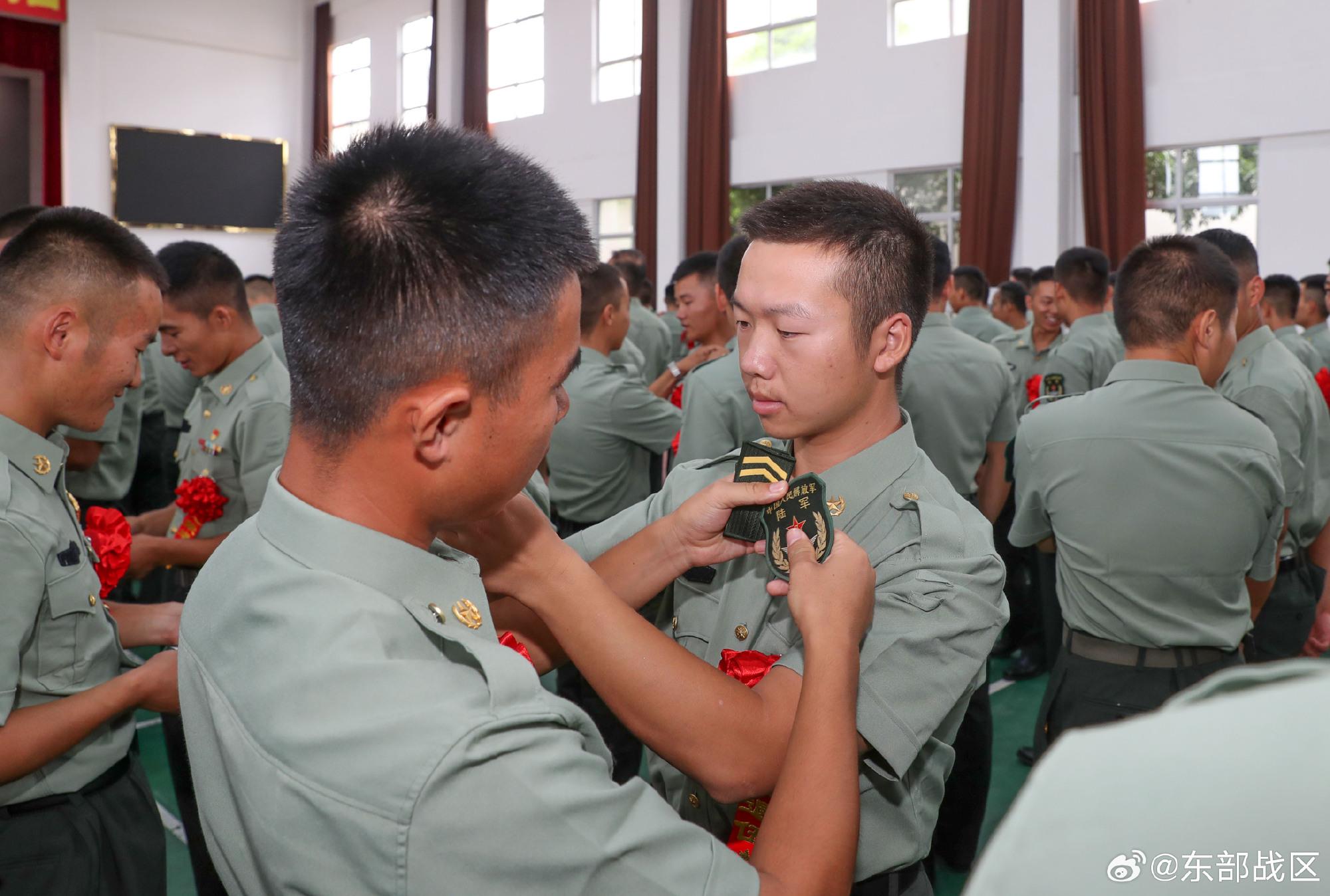 第72集團軍某旅隆重舉行2023年度夏秋季退役士兵向軍旗告別儀式