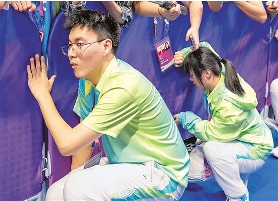 “小青荷”的24小時：我們在看世界，世界也在看我們