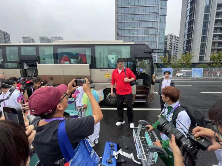 姚明來了！中國男籃抵達杭州亞運村