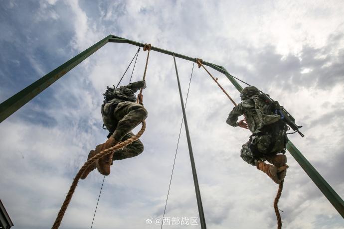 武警新疆總隊某支隊組織開展多課目強化訓練