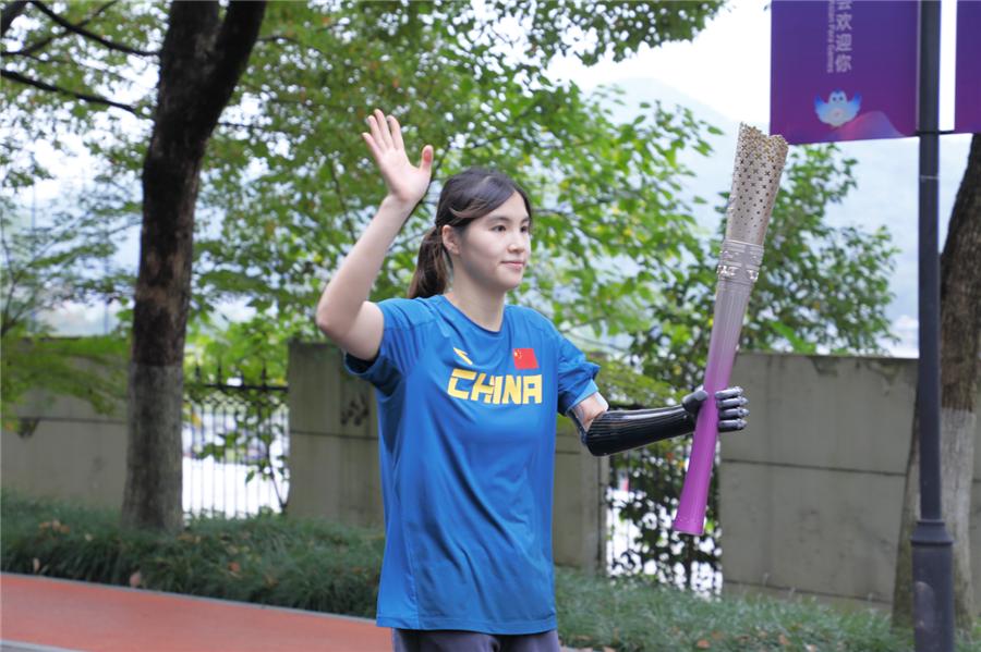 能抓、能握、能牽手……徐佳玲點燃主火炬時“穿”的智能仿生手有多神奇？
