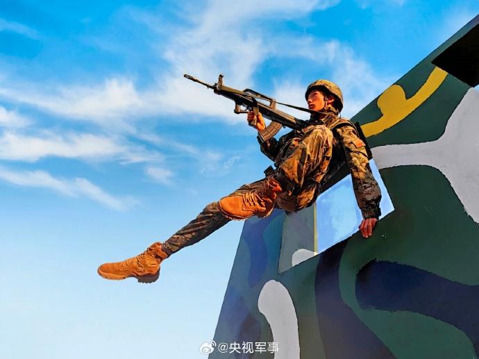 武警內蒙古總隊鄂爾多斯支隊開展夏季大練兵