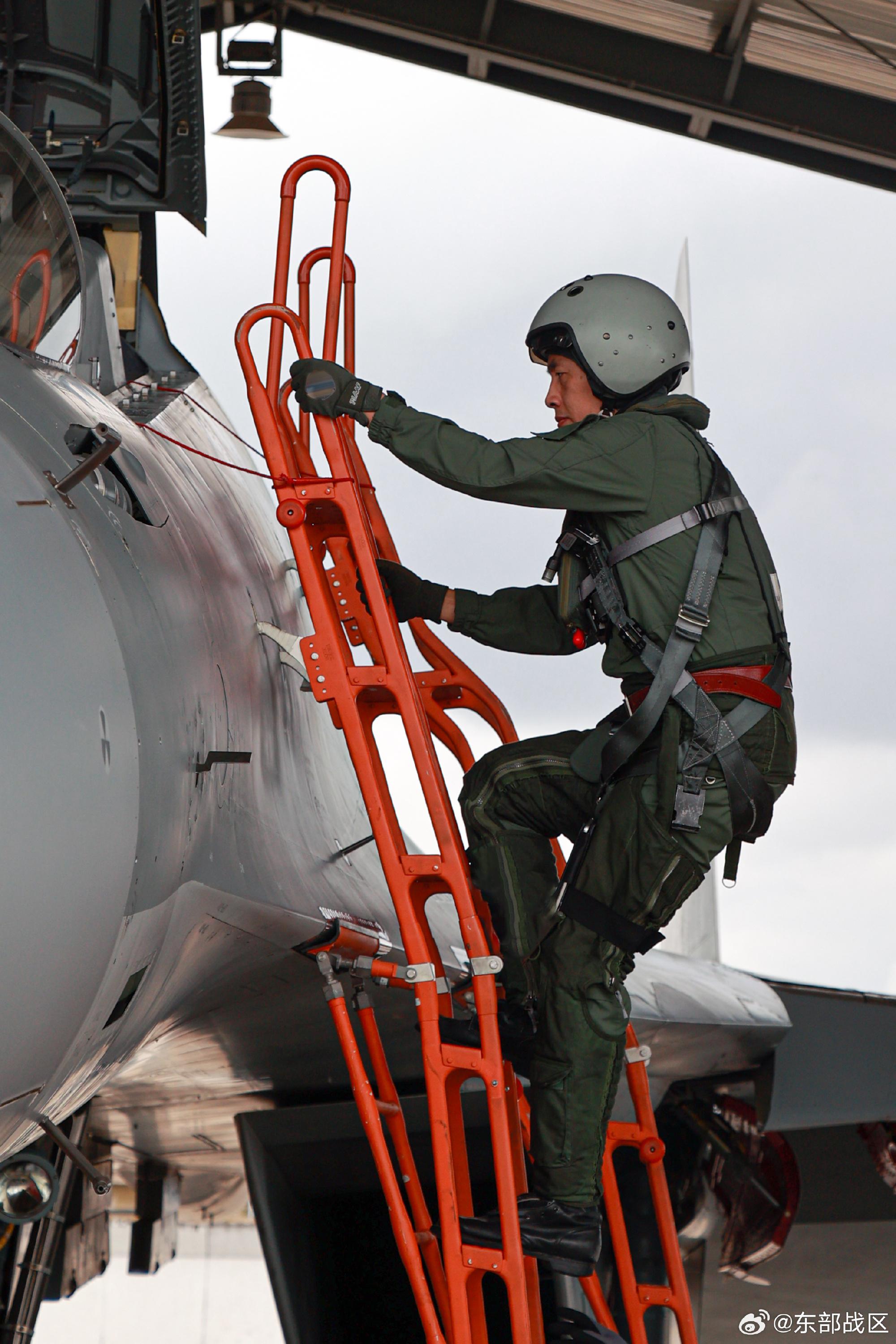 東部戰區空軍航空兵某旅緊貼實戰開展多課目