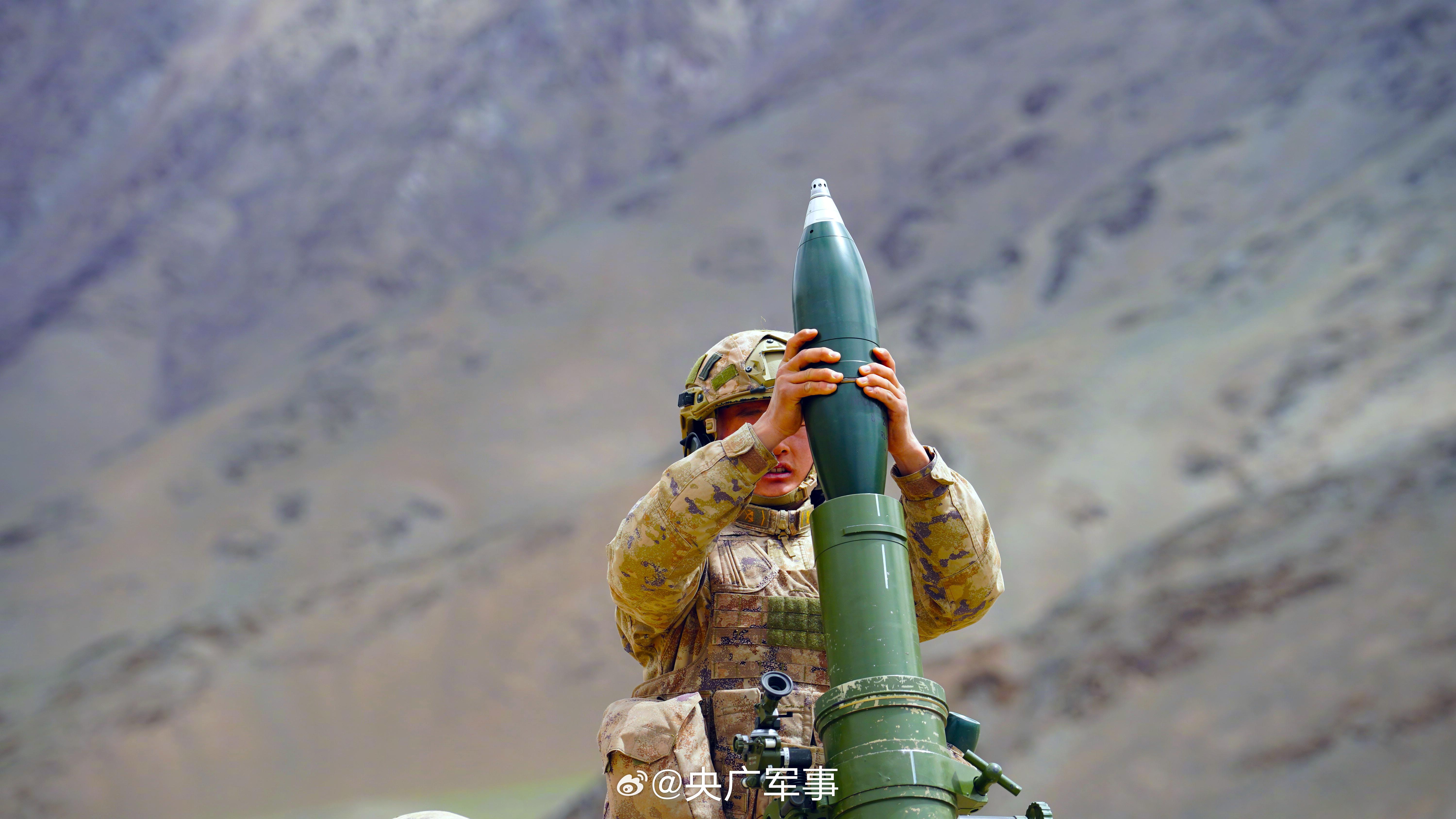 高原腹地，新疆軍區某合成團組織開展多火器實彈射擊考覈