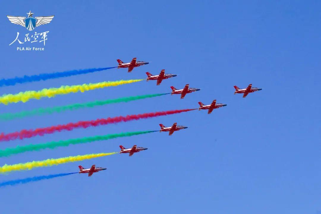 送上精彩表演和節日祝賀！空軍“紅鷹”飛行表演隊正式亮相老撾