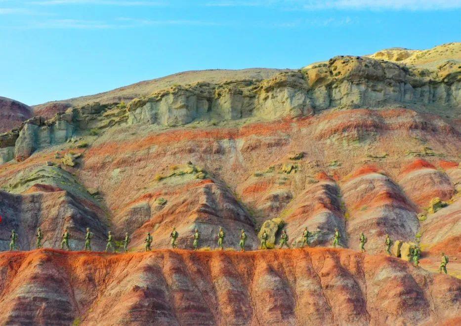 練練練！直擊七彩丹霞中的那抹“迷彩綠”