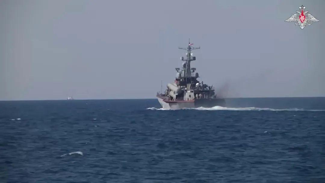 現場畫面！俄黑海艦隊封鎖海域演習