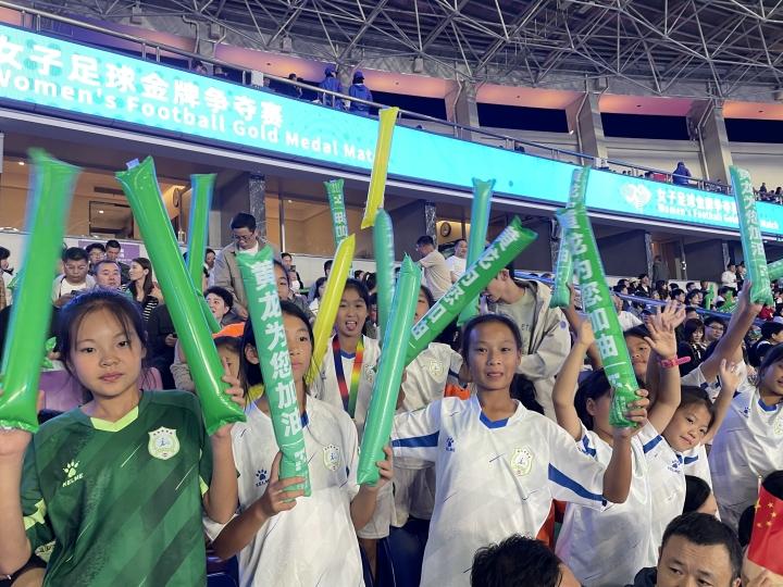 這羣愛踢足球的女孩，亞運給她們播下夢想的新種子