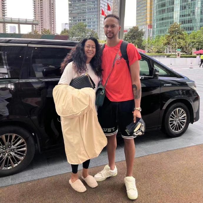 李凱爾從上海啓程飛往斯洛文尼亞與中國男籃匯合