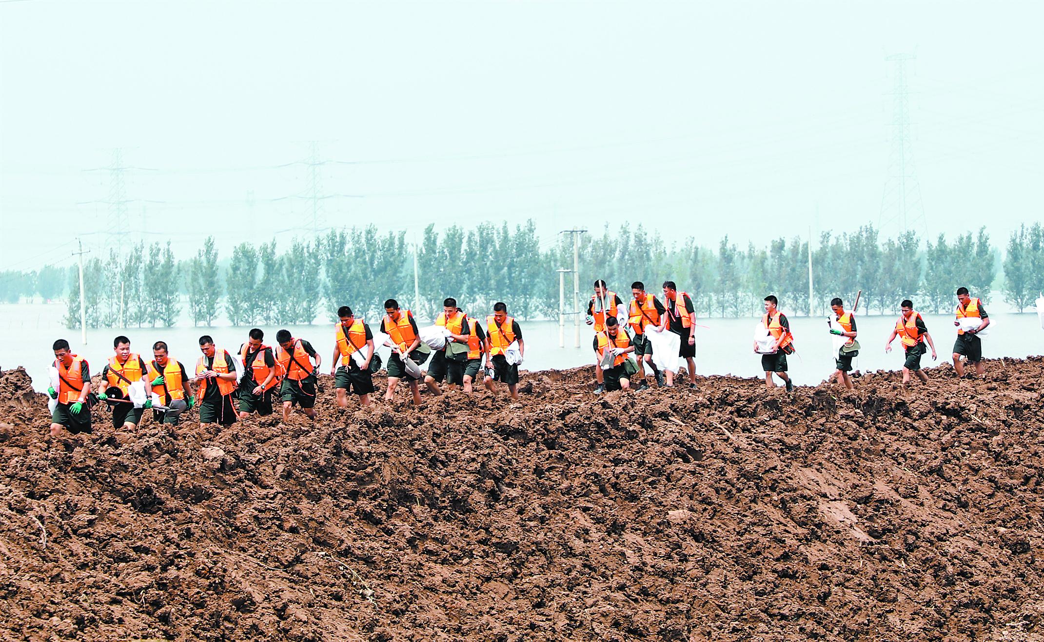 堅決聽從統帥號令，解放軍和武警部隊——不畏艱險，在防汛救災一線當先鋒打頭陣