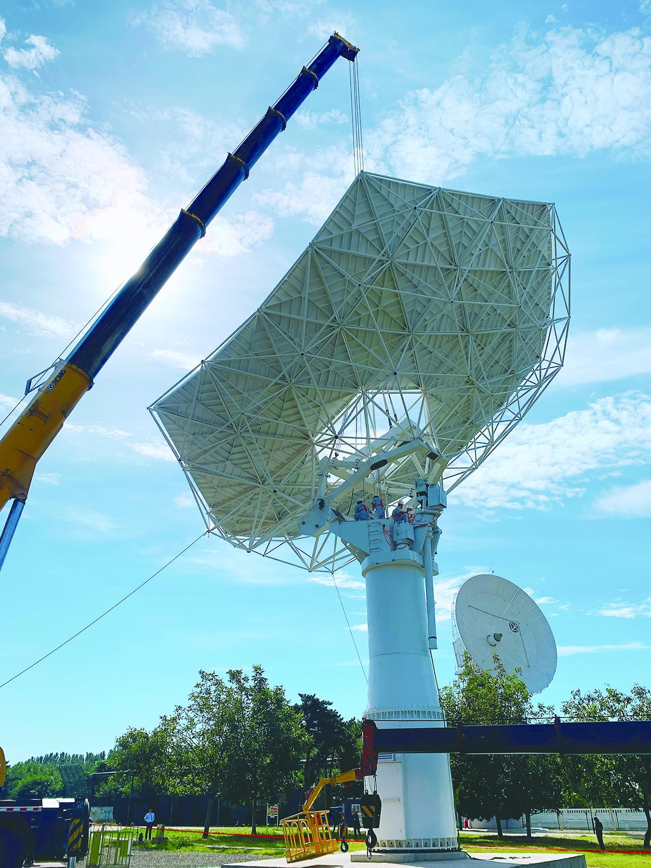 “地球巨眼”SKA首臺中頻天線正式吊裝