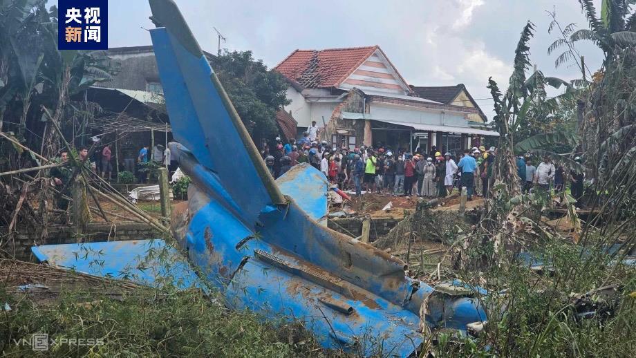 越南軍方一架教練機墜毀 飛行員跳傘逃生