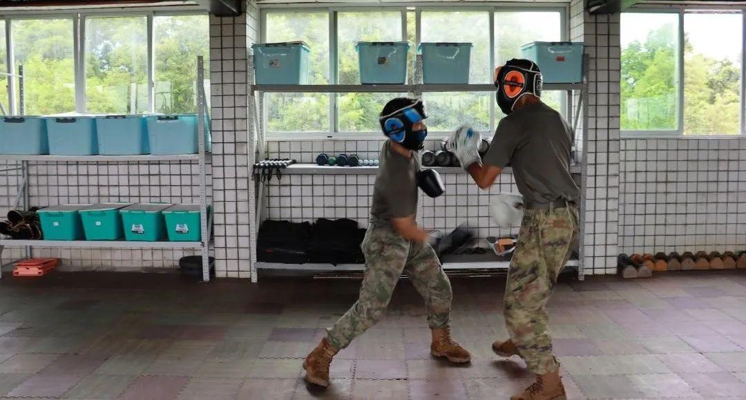 他是“拳王”，入伍後他說，還想當“兵王”……