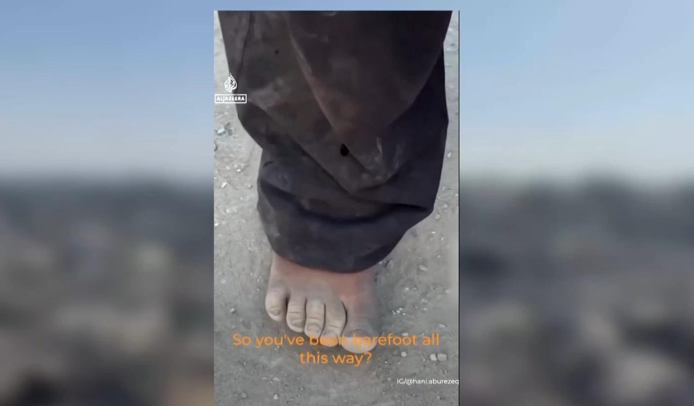 停火協議第一階段生效後 加沙小男孩光腳踏上回家路